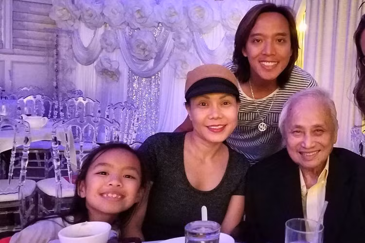 Việt Hương khoe ảnh thân thiết bên nhạc sĩ Lam Phương (ngoài cùng bên phải).