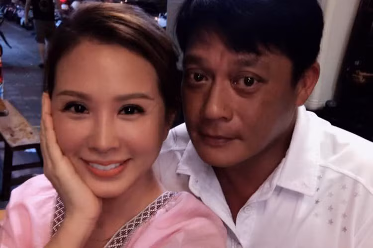 Hoa hậu Thu Hoài khoe ảnh thân thiết bên chồng cũ. "Đài Loan là ngôi nhà thứ hai. Ba sắp nhỏ là gia đình của tôi. Cảm ơn anh đã giúp cho chuyến công tác này của em thành công mỹ mãn", cô tâm sự.