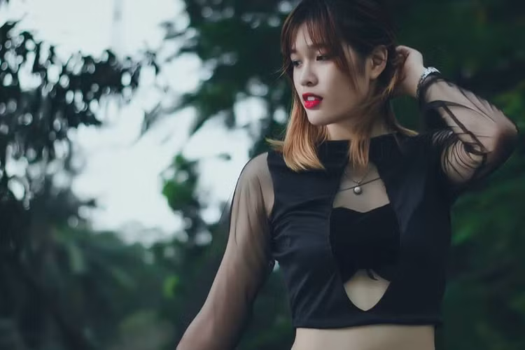 Mai Anh cũng sở hữu vòng 3 khủng không kém. Cô đến từ Hải Phòng, đang là sinh viên năm 3 Học viện Bưu chính Viễn thông TP HCM. Cô sở hữu hình thể khỏe khoắn với chiều cao 1m75 và số đo 3 vòng: 90-62-97. Mai Anh không giấu tham vọng làm rạng danh quê hương.