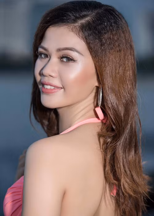 Nguyễn Thị Mỹ Trinh sinh ra và lớn lên ở Quảng Trị. Cô cao 1m75, sở hữu số đo 3 vòng: 85-62-90. Người đẹp là ứng viên gây ấn tượng bởi kinh nghiệm từng tham gia một số cuộc thi sắc đẹp lớn nhỏ trước đó.