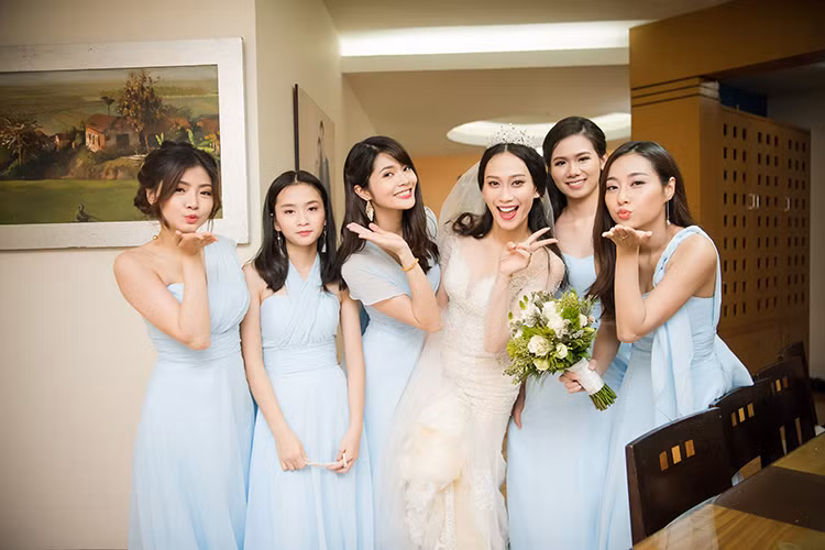 Hình ảnh Vân Quỳnh nhí nhảnh bên dàn phù dâu xinh đẹp trong đám cưới.