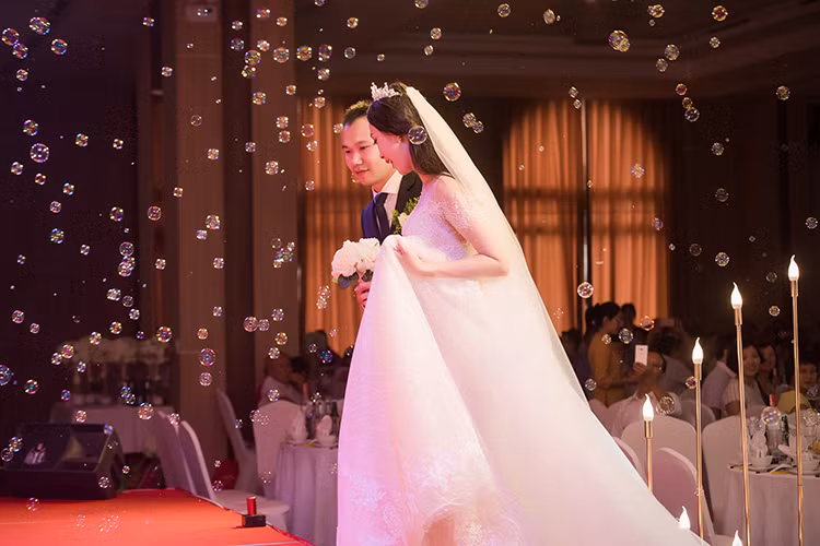 Vân Quỳnh và chồng giảng viên được khen ngợi xứng đôi vừa lứa. Trước đám cưới, cả hai đã giữ kín chuyện hẹn hò.