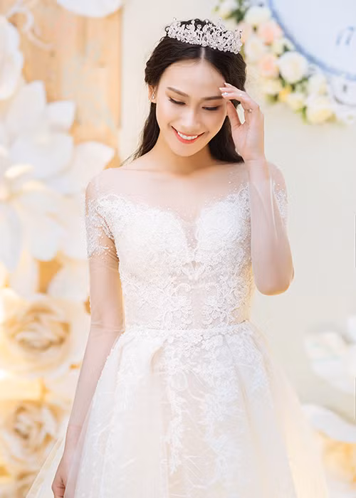 Diện mẫu váy được thiết kế riêng, Vân Quỳnh toả sáng rực rỡ như nữ thần trong ngày trọng đại nhất cuộc đời.