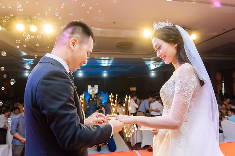 Đôi uyên ương thực hiện các nghi lễ truyền thống như trao nhẫn cưới, rót rượu mừng…