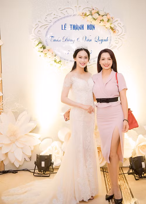 Đám cưới của Vân Quỳnh có sự góp mặt của cựu người mẫu Thúy Hằng.
