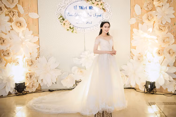 Tại tiệc cưới, người đẹp sinh năm 1993 diện chiếc váy có giá 400 triệu được làm thủ công tỉ mỉ trong suốt 720 giờ.