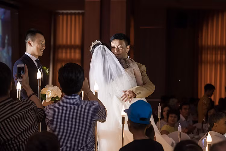 Khoảnh khắc xúc động giữa Á hậu 2 cuộc thi Hoa hậu Đại dương Việt Nam 2014 và bố trong tiệc cưới.