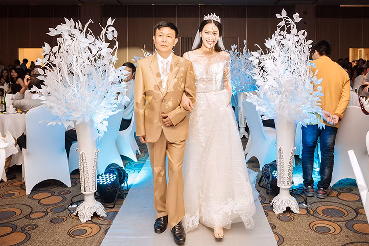 Cô dâu Vân Quỳnh rạng rỡ khi được bố dẫn vào lễ đường.