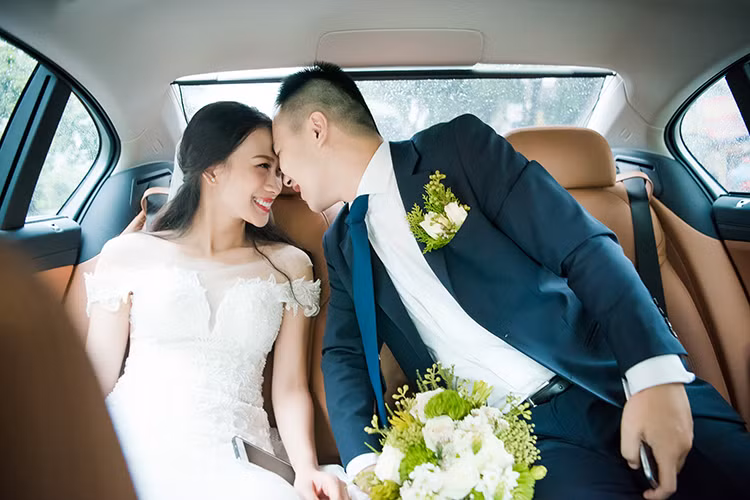 Được biết, chú rể từng là du học sinh tại Anh, tốt nghiệp thạc sĩ tại Australia và đang trong quá trình làm nghiên cứu sinh.