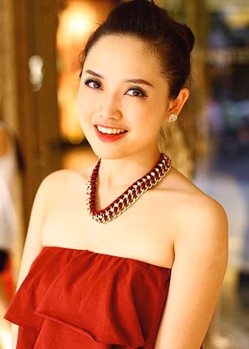 Sau khi tốt nghiệp đại học, Ngọc Trang tiếp tục theo đuổi sự nghiệp dẫn chương trình. Cô được khán giả biết đến với lối dẫn thông minh, nhan sắc xinh đẹp. Ngọc Trang còn có phong cách thời trang tinh tế, sành điệu. Ảnh: Khám Phá