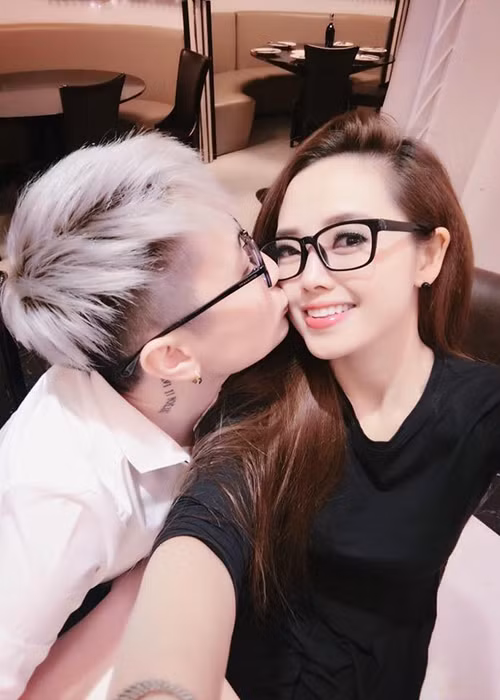 Chuyện tình cảm đồng giới của Ngọc Trang vẫn chưa thể có được sự ủng hộ, đồng tình hoàn toàn của gia đình. Thậm chí, khi đưa ra quyết định công khai hẹn hò với Lin Jay, Ngọc Trang bị bố phản đối gay gắt. Ảnh: FBNV