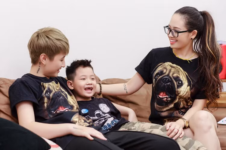 Từ lâu, Ngọc Trang và Lin Jay đã dọn về sống chung một mái nhà, gọi nhau là “anh em”. Cả hai đã vượt qua rào cản lớn nhất là con trai của nữ MC bởi Lin Jay rất được lòng bé. Ảnh: FBNV