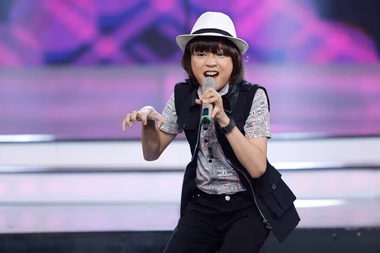 Bố của Thiên Khôi rất đam mê âm nhạc, mỗi khi đi diễn đều mang con trai đi theo. Đối với Thiên Khôi, bố như một người bạn, người thầy.