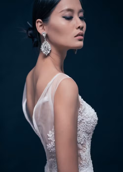 Đến từ Tiền Giang, Phạm Võ Tú Quyên cũng sở hữu chiều cao khủng không kém Nguyễn Thị Anh. Tú Quyên cao 1m79, có số đo 3 vòng: 88-63-96.