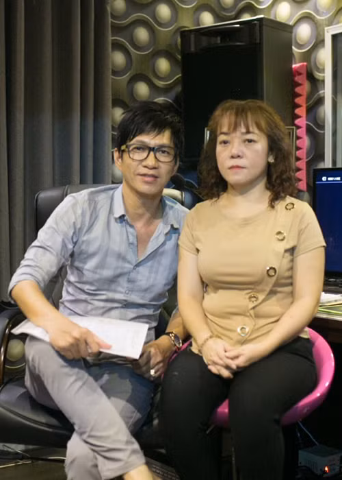 Giữa ồn ào với gia đình cô cháu gái, Quế Như đi thu âm ca khúc “Nỗi lòng cô út”. Cô muốn qua ca hát cô sẽ không phải phụ thuộc vào người khác. Ảnh: Duyendangvietnam