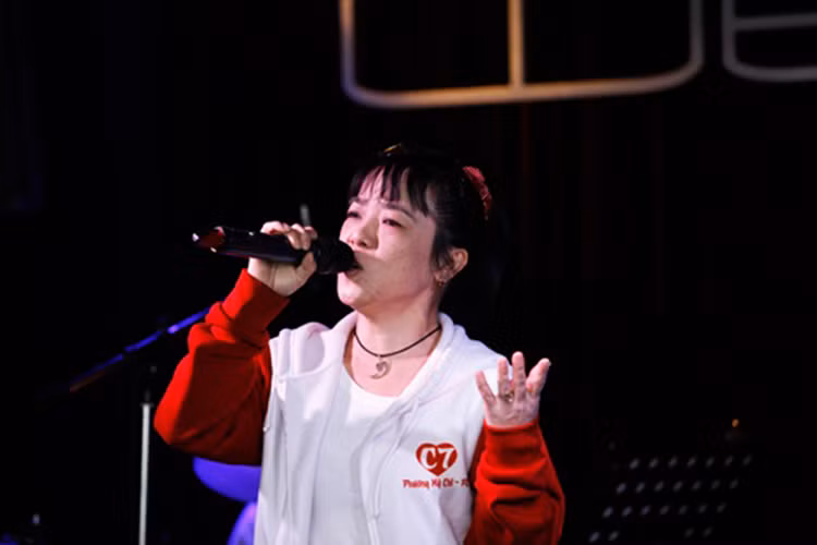 Quế Như phát hiện năng khiếu hát dân ca của Phương Mỹ Chi khi nghe cô cháu gái hát nghêu ngao ca khúc Chim trắng mồ côi trong phòng tắm. Ảnh: Khám Phá