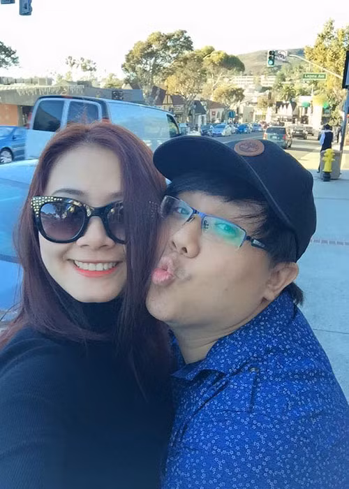 Hình ảnh ngọt ngào của Gia Bảo bên bà xã xinh đẹp cũng thường xuyên được chia sẻ. Ảnh: FBNV