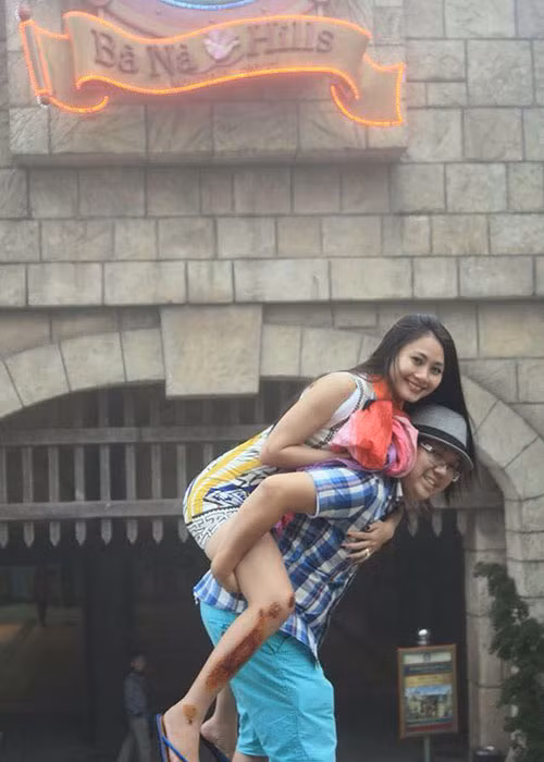 Gia Bảo cưng chiều cõng bà xã trong một chuyến du lịch. Ảnh: FBNV