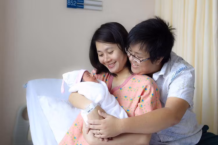  Gia Bảo và vợ vốn bén duyên sau khi đóng chung một vở kịch. Vào cuối năm 2014, cặp đôi đón con gái đầu lòng Grammy. Ảnh: FBNV