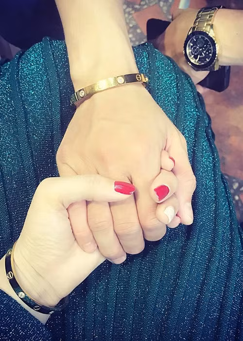 Ngày 8/3, Linh Chi đăng tải bức ảnh nắm chặt tay Lâm Vinh Hải đồng thời tiết lộ: “Ngày lễ hoa có, quà có, ngân khố có luôn. Vậy là vui rồi. Quan trọng nhất là câu nói từ giờ phải vui vẻ hạnh phúc vì đã có anh đây rồi”. Ảnh: FBNV