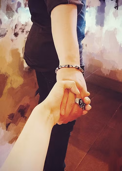 Gần đây, trên trang cá nhân, Lâm Vinh Hải khoe ảnh nắm tay Linh Chi. Ảnh: FBNV