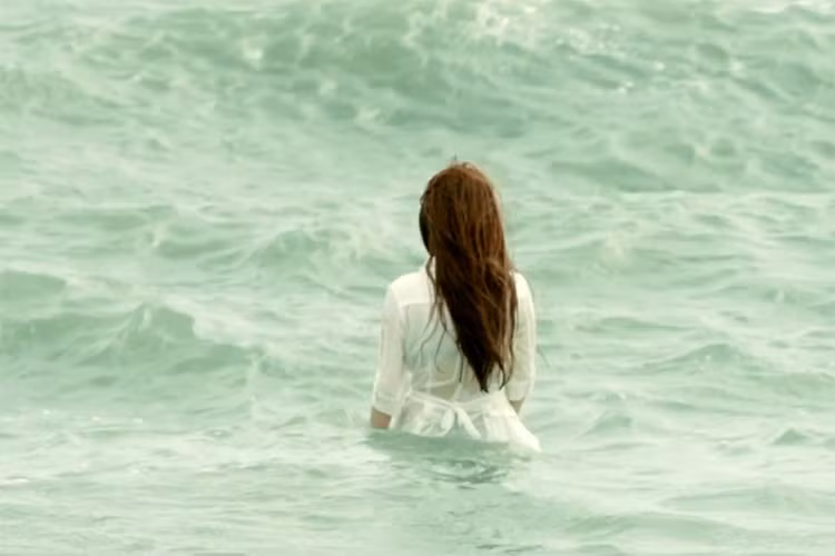 Trong teaser mới, khi nhân vật của Nhã Phương vì đau buồn mà đi ra biển tự sát, nhân vật của Việt Hương đã tốt bụng lao ra cứu và khuyên can cô gái trẻ.