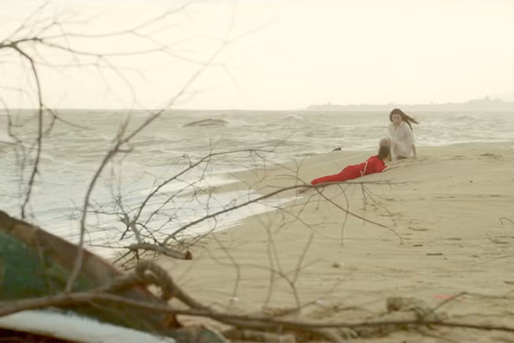 Khi tỉnh lại, cô ca sĩ Tiên Tiên và bà Hoa vô cùng hoảng loạn bởi họ vô tình phải hoán đổi nhân cách cho nhau.