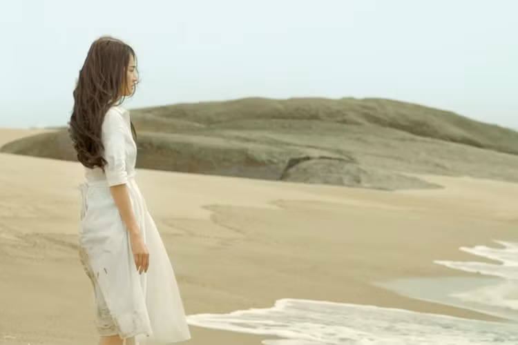 Trong phim mới, Nhã Phương sẽ đóng vai nữ ca sĩ Tiên Tiên còn Việt Hương đảm nhận vai nữ võ sư Mai Ngọc Hoa.