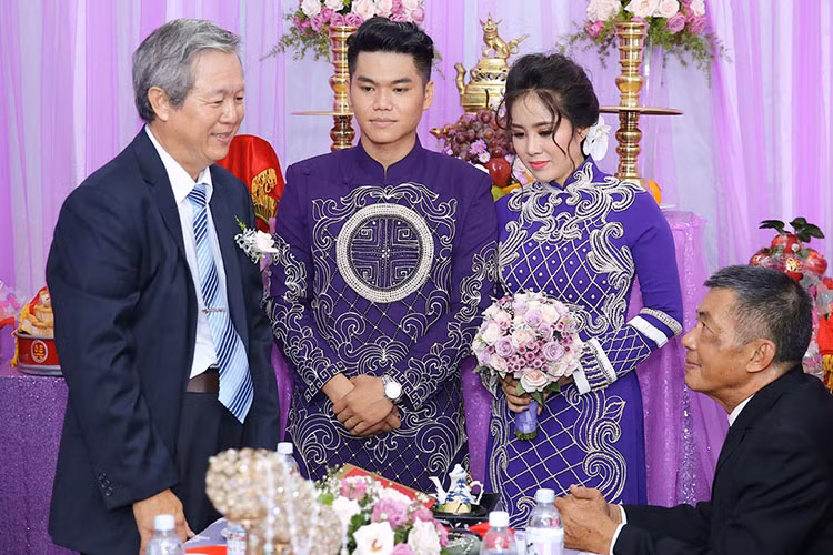 Trong đám cưới Lê Phương - Trung Kiên, cô dâu chú rể diện áo dài truyền thống tông màu tím mà cả hai đều yêu thích. Ảnh: Zing