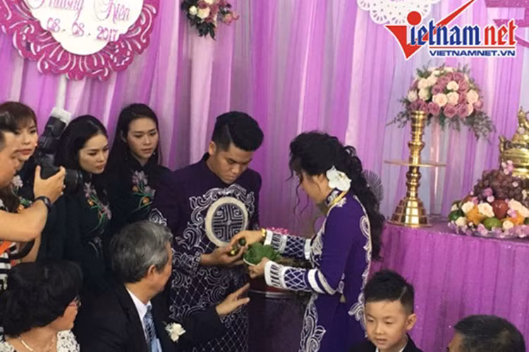 Cô dâu chú rể thực hiện các nghi lễ truyền thống. Cặp uyên ương nhận được sự ủng hộ, chúc phúc của cả hai bên gia đình. Ảnh: Vietnamnet