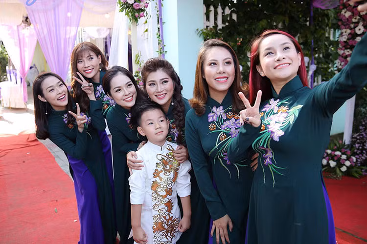 Bé Cà Pháo - con trai của Lê Phương và chồng cũ Quách Ngọc Ngoan vui vẻ trong lễ cưới của mẹ. Ảnh: Zing