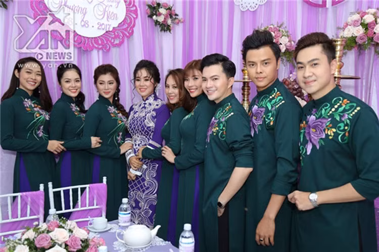 Nữ diễn viên rạng rỡ chụp ảnh cùng dàn phù dâu, phù rể đều là những nghệ sĩ. Ảnh: Yan News