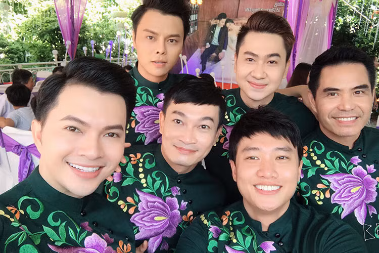 Dàn phù rể của đám cưới Lê Phương gồm: Nam Cường, Trương Minh Quốc Thái, Võ Minh Lâm, Quốc Trường, Trung Dũng và Tùng Lâm.