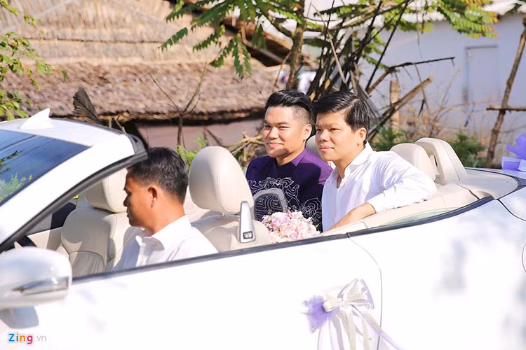 Chồng trẻ của Lê Phương ngồi xe mui trần khi đến đón dâu ở Trà Vinh. Ảnh: Zing