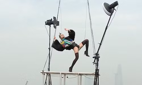 Thi sinh Next Top khoc meu khi bi treo lo lung tren khong