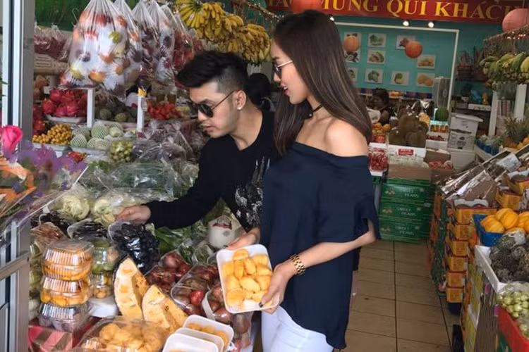 Vợ chồng Ưng Hoàng Phúc - Kim Cương cùng nhau đi chợ ở Mỹ.