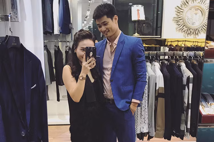 Bảo Thanh khoe ảnh hạnh phúc bên chồng kèm chia sẻ: "Giả bộ sến chút thôi chứ thực ra việc đang ngập mặt! Giá như trong cuộc đời này, ai cũng chân thành không lừa lọc nhau thì có phải là đời sẽ tươi đẹp hơn không! Khổ nỗi, đó lại là điều không thể! Thôi thì sống chung với lũ anh ơi”.