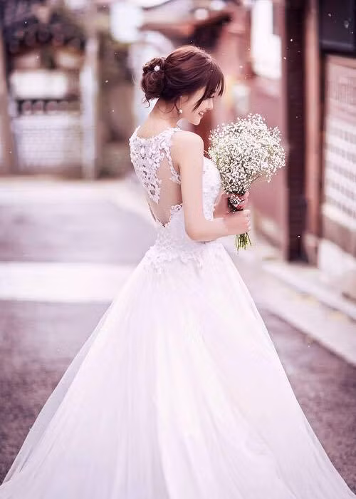 Linh Chi cập nhật hình ảnh mặc váy cưới trên trang cá nhân.