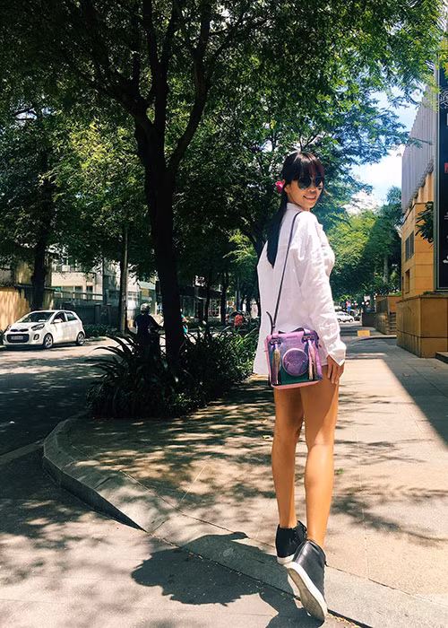 Siêu mẫu Hà Anh khoe chân dài miên man.