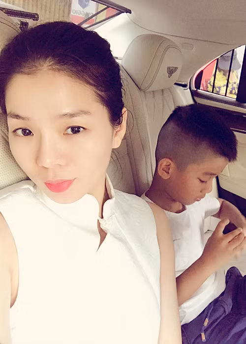 Lệ Quyên dẫn con trai đi mua đồ chơi để tạo sự gần gũi bởi gần đây, cậu nhóc nghịch ngợm, thường xuyên bị mẹ mắng.