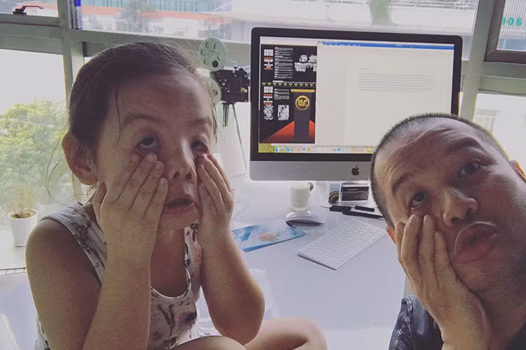 Ông bầu Quang Huy và cô con gái đầu lòng tạo dáng mặt xấu cực dễ thương.