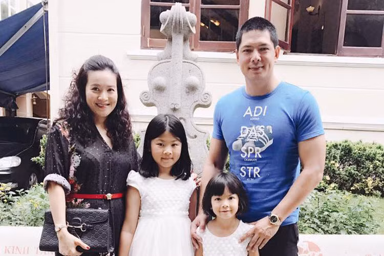 Vợ chồng diễn viên Bình Minh - Anh Thơ đến cổ vũ cô con gái đầu lòng biểu diễn piano.