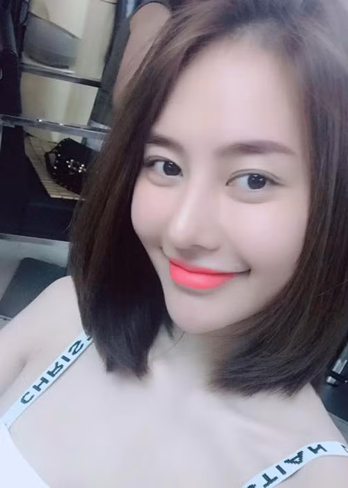 Giữa ồn ào chia tay Lâm Vinh Hải, Linh Chi khoe mái tóc ngắn mới cắt.