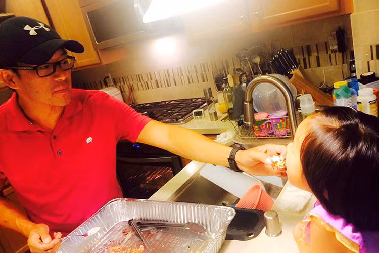 Cựu siêu mẫu Ngọc Thúy khoe chồng cưng chiều 2 cô con gái riêng của mình là một trong những tin tức sao Việt trong ngày 15/8.