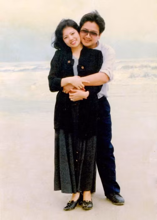 Nghệ sĩ Chí Trung khoe ảnh ôm vợ tình tứ khi còn trẻ.