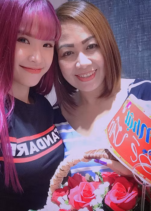 Khởi My chúc mừng sinh nhật mẹ chồng tương lai.