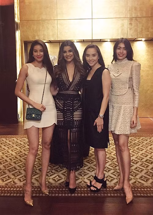 Phạm Hương đọ sắc cùng HH Clarissa Molina, Á hậu Thiên Lý và Á hậu Lệ Hằng (từ trái sang phải).