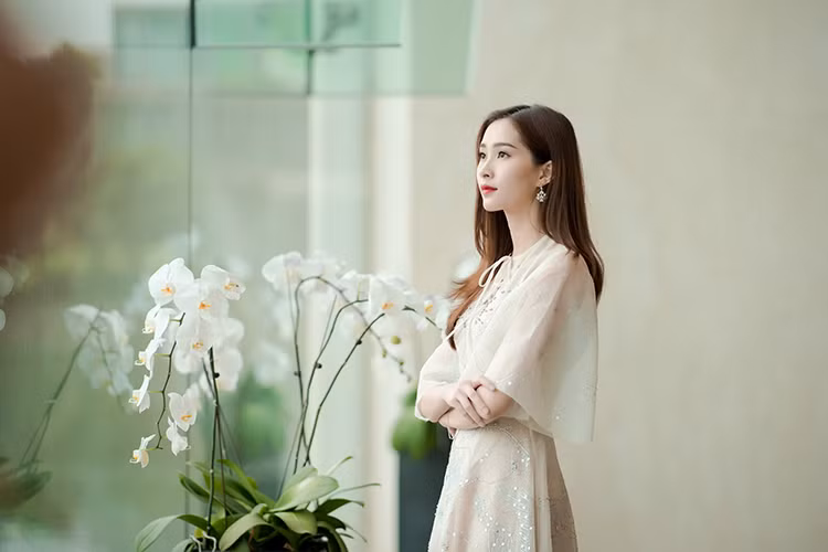 Tham dự sự kiện, Hoa hậu Đặng Thu Thảo diện váy gam màu nhẹ nhàng. Sau 5 năm đăng quang, cô vẫn đẹp nao lòng người.