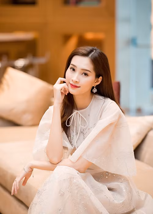 Hình ảnh Hoa hậu Thu Thảo hút ánh nhìn của nhiều người tham gia dự kiện vừa qua tại Hà Nội.