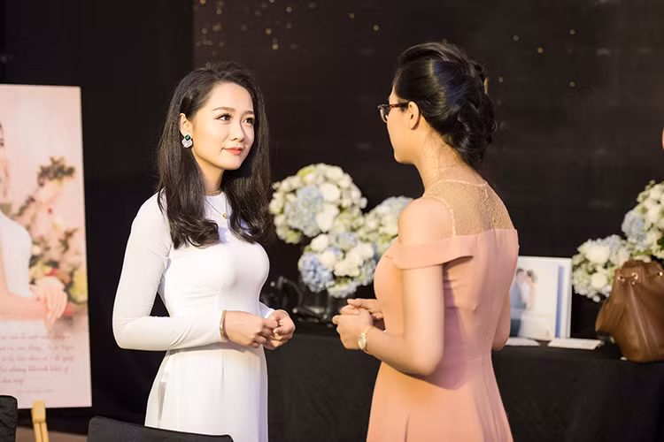 Cũng xuất hiện tại sự kiện vừa diễn ra ở Hà Nội, MC Thu Hà chọn mặc trang phục áo dài truyền thống.